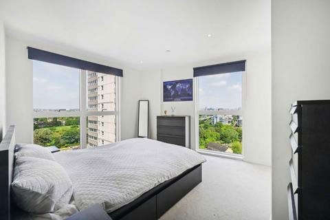 3 bedroom flat for sale, Pump House Crescent, Brentford TW8