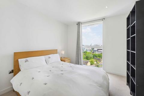 3 bedroom flat for sale, Pump House Crescent, Brentford TW8