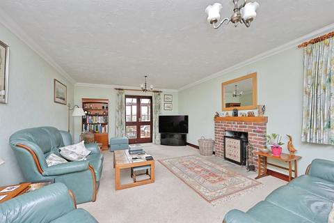 4 bedroom detached house for sale, Narborough Road, Pentney
