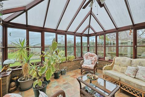 4 bedroom detached house for sale, Narborough Road, Pentney