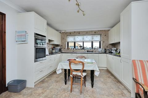 4 bedroom detached house for sale, Narborough Road, Pentney