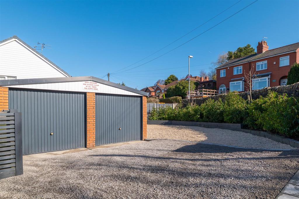 Double garage/Parking