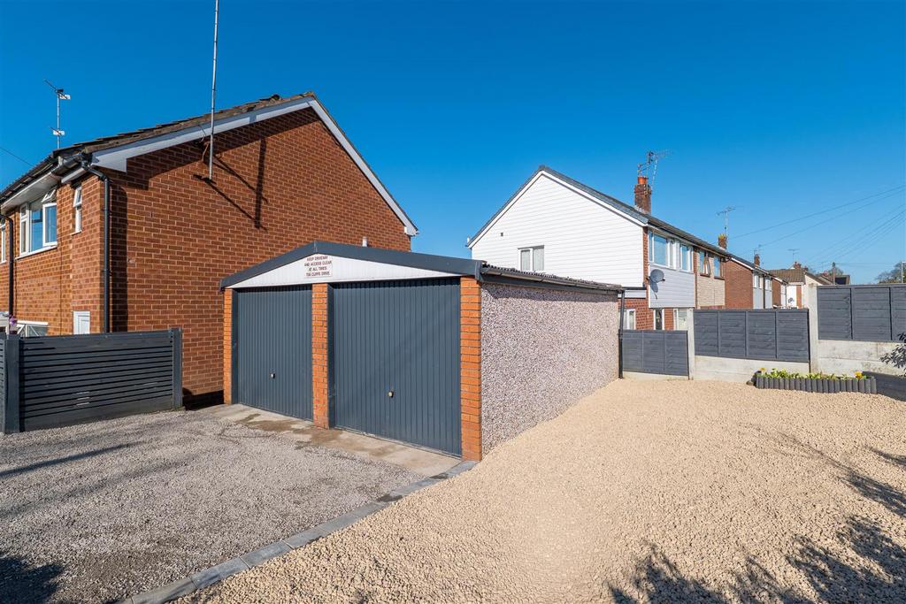 Double garage/Parking