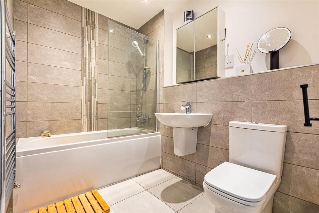 Jack and jill bathroom