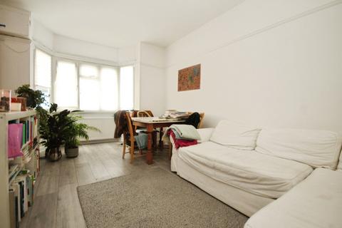3 bedroom apartment to rent, Barrow Road, London, SW16
