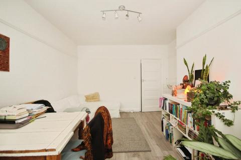 3 bedroom apartment to rent, Barrow Road, London, SW16