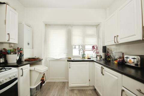 3 bedroom apartment to rent, Barrow Road, London, SW16