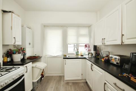 3 bedroom apartment to rent, Barrow Road, London, SW16
