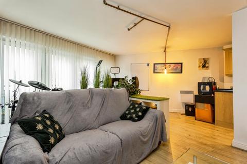 1 bedroom flat for sale, Trafalgar Gardens, Crawley