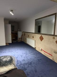 Studio to rent, Walnut Tree Road, Hounslow TW5