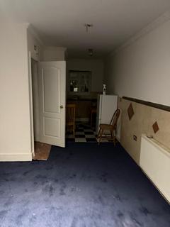 Studio to rent, Walnut Tree Road, Hounslow TW5