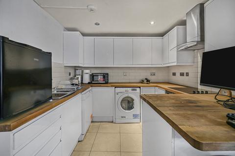 Studio to rent, Girdlers Road, London W14