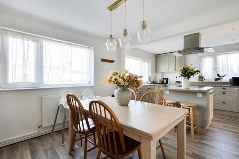 4 bedroom detached house for sale, Avon Road, Devizes