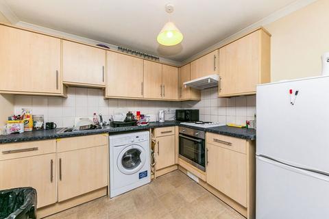 1 bedroom flat to rent, White Hart Parade, London Road, Blackwater, GU17