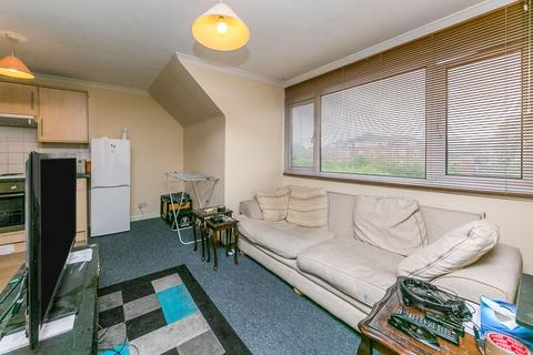 1 bedroom flat to rent, White Hart Parade, London Road, Blackwater, GU17