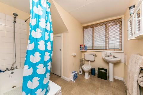 1 bedroom flat to rent, White Hart Parade, London Road, Blackwater, GU17