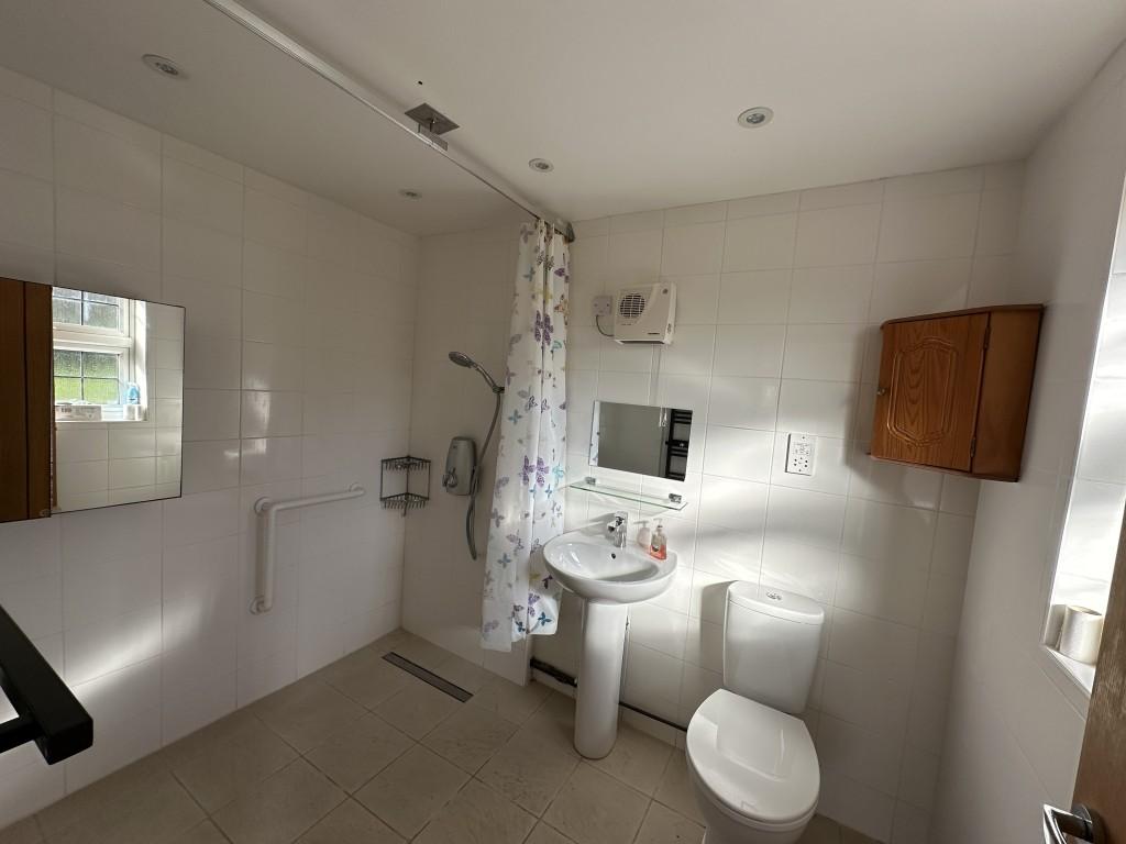 Ground Floor En Suite off Sitting Room