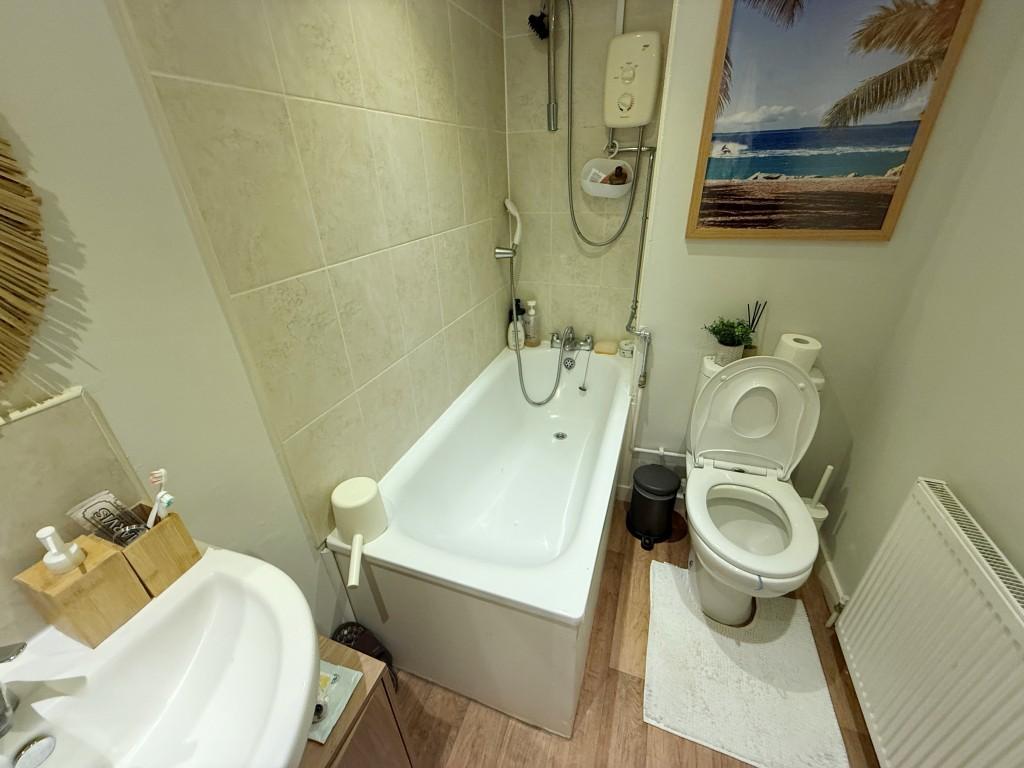 Flat 4 bathroom with WC