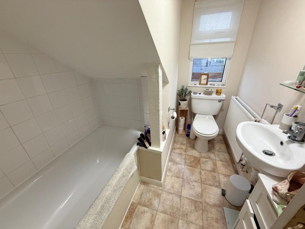 Flat 5 bathroom with WC
