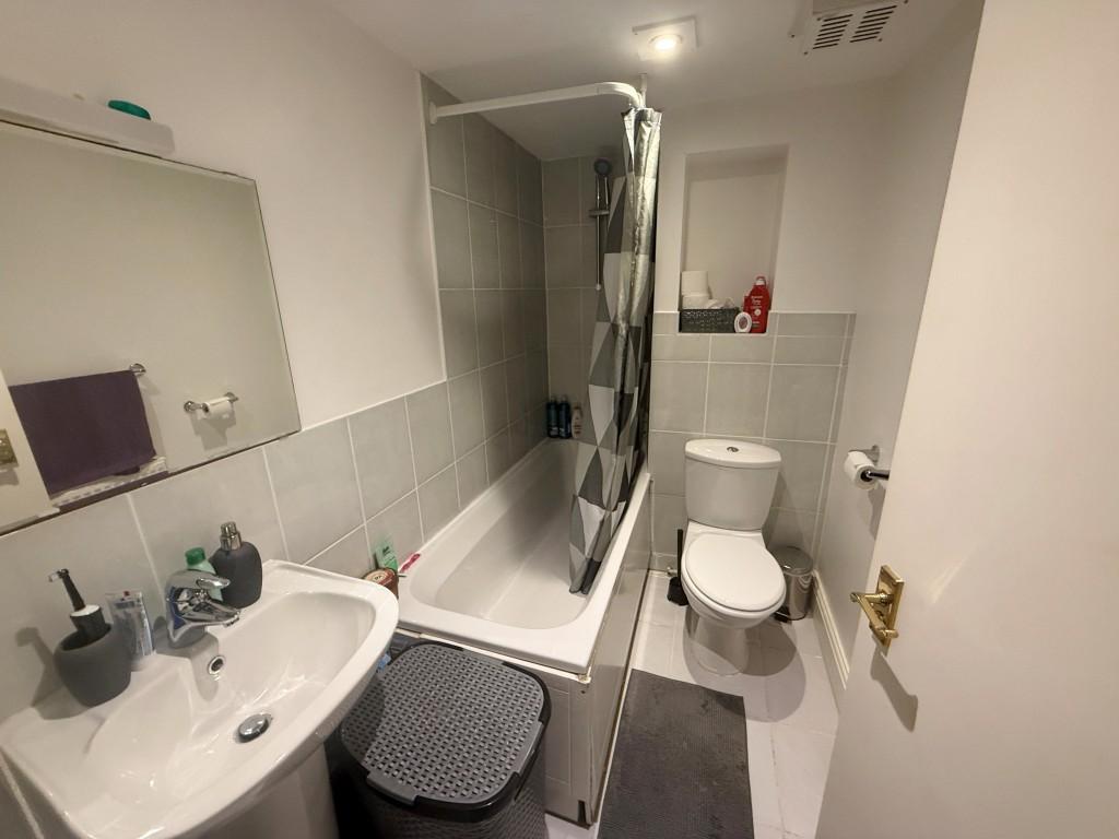Flat 2 bathroom