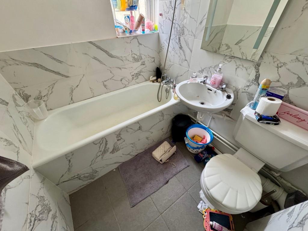 Flat 1 Bayle Court - bathroom