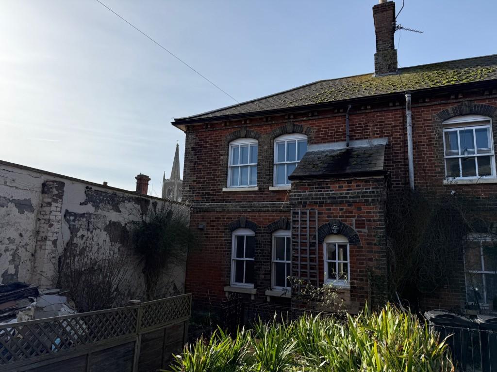 Alternative view of the front of the house with ch
