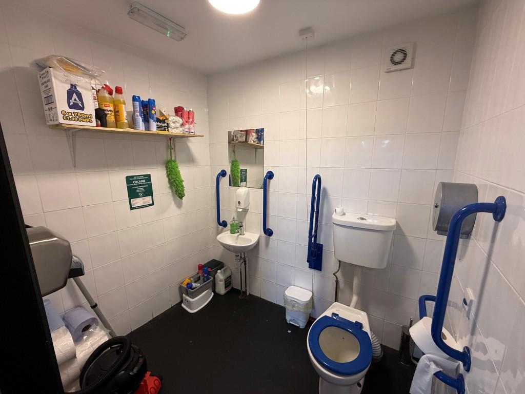 Women's/disabled toilet