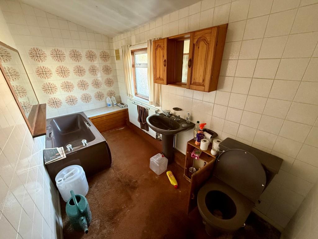 Bathroom with W.C.