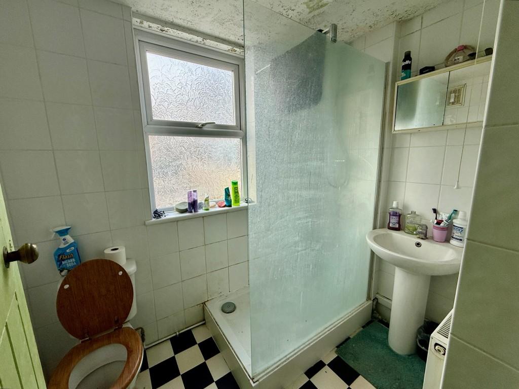 10 Grange Road - shower room with W.C.