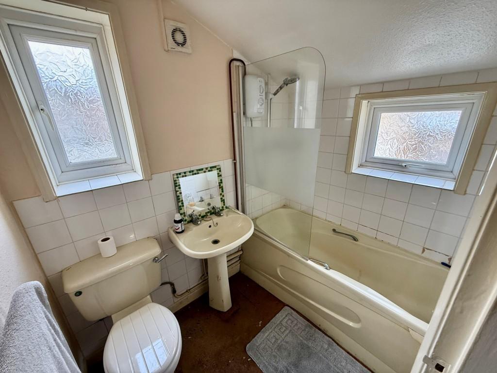 12 Grange Road - bathroom with W.C.