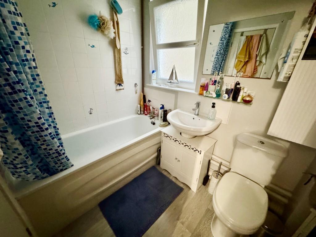5 Stuart Court - bathroom