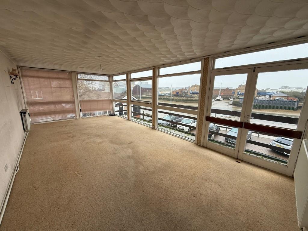 Flat living room with access to balcony and river