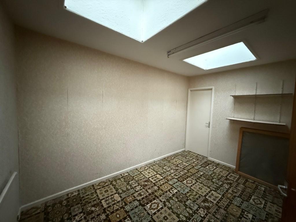Additional room with skylight windows