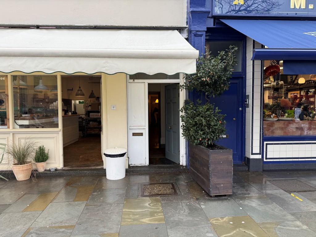 Doorway with access from front of 25 The Pavement