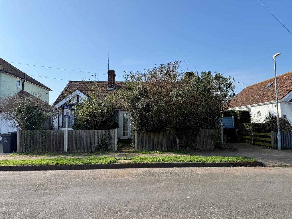 Detached bungalow with parking