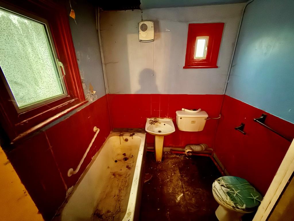 Ground floor bathroom with W.C.