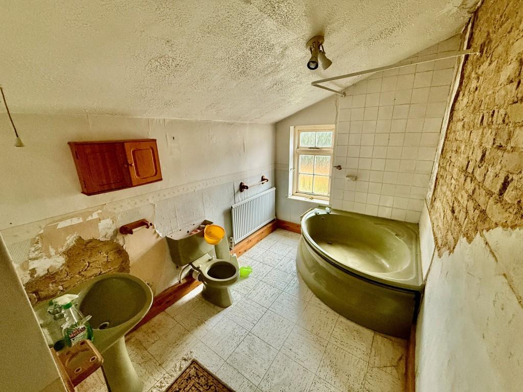 Bathroom with W.C.