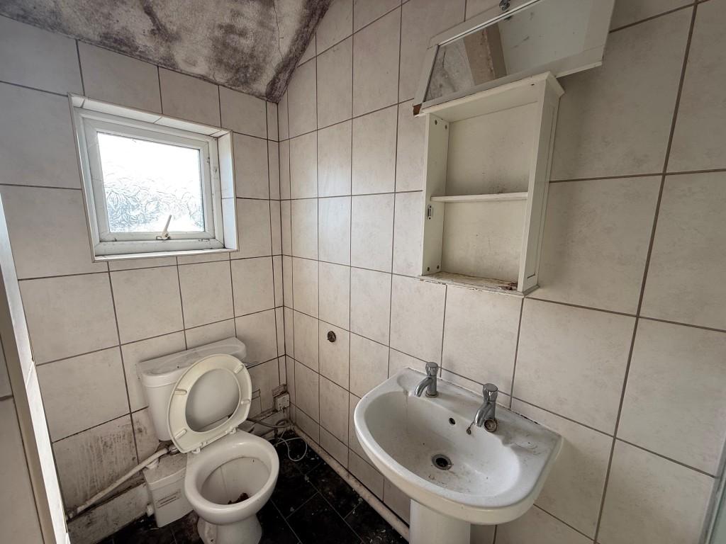 Other view of ensuite showing wc sink and window