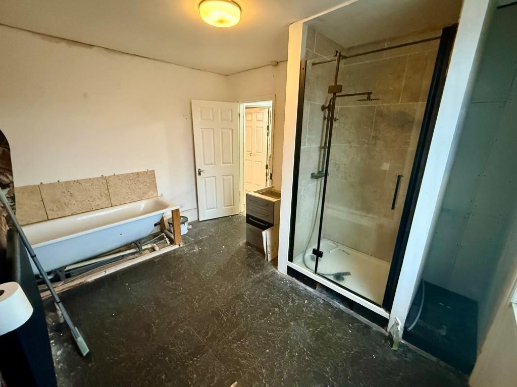 Bathroom with shower and W.C.
