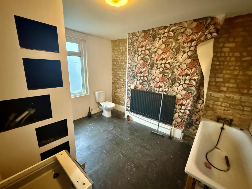 Bathroom with shower and W.C.
