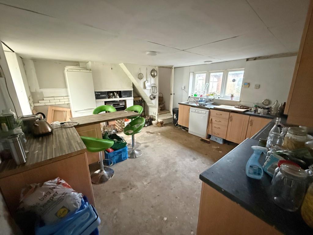 Kitchen with breakfast bar