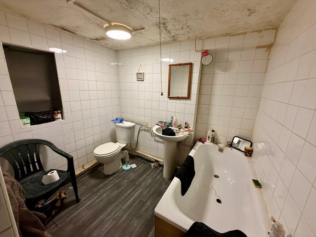 Ground floor bathroom with W.C.