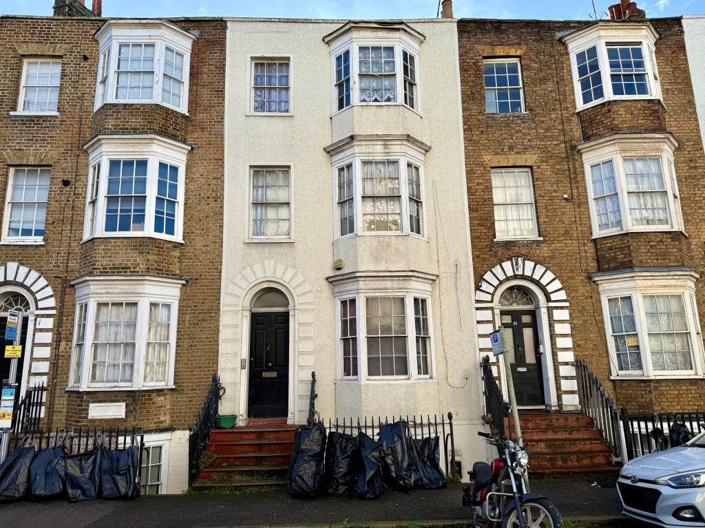 Mid-terrace block of apartments
