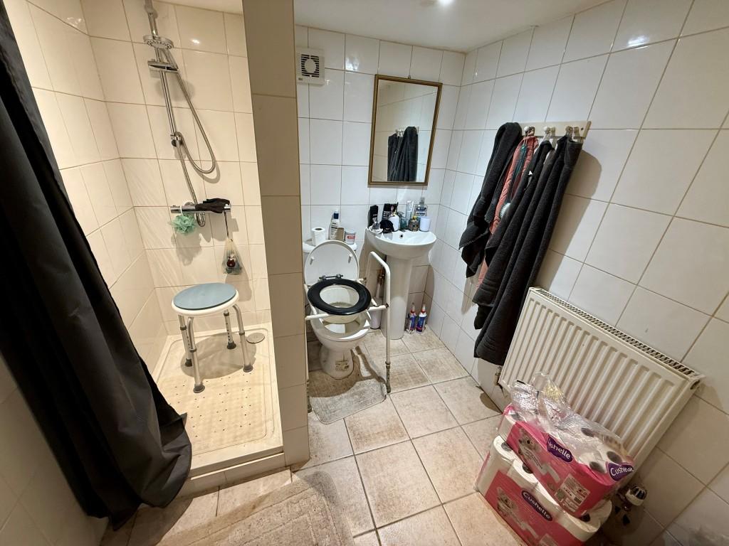 Basement - bathroom with W.C.