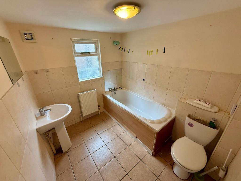 Maisonette -first floor- bathroom with W.C.