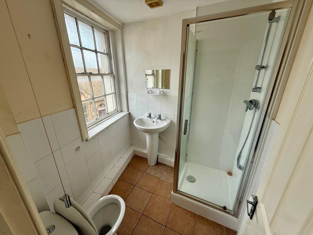 Maisonette - second floor - en-suite shower room w