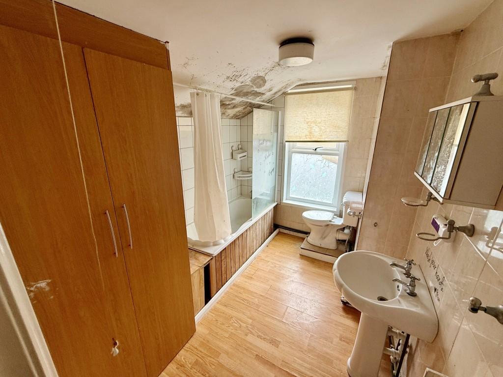 Bathroom with W.C.