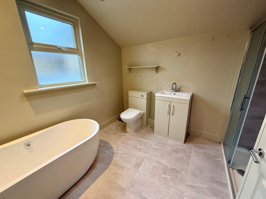 Bathroom with shower and W.C.