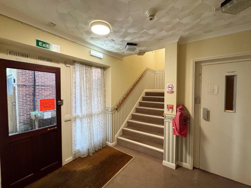 Communal Entrance &amp; Lift