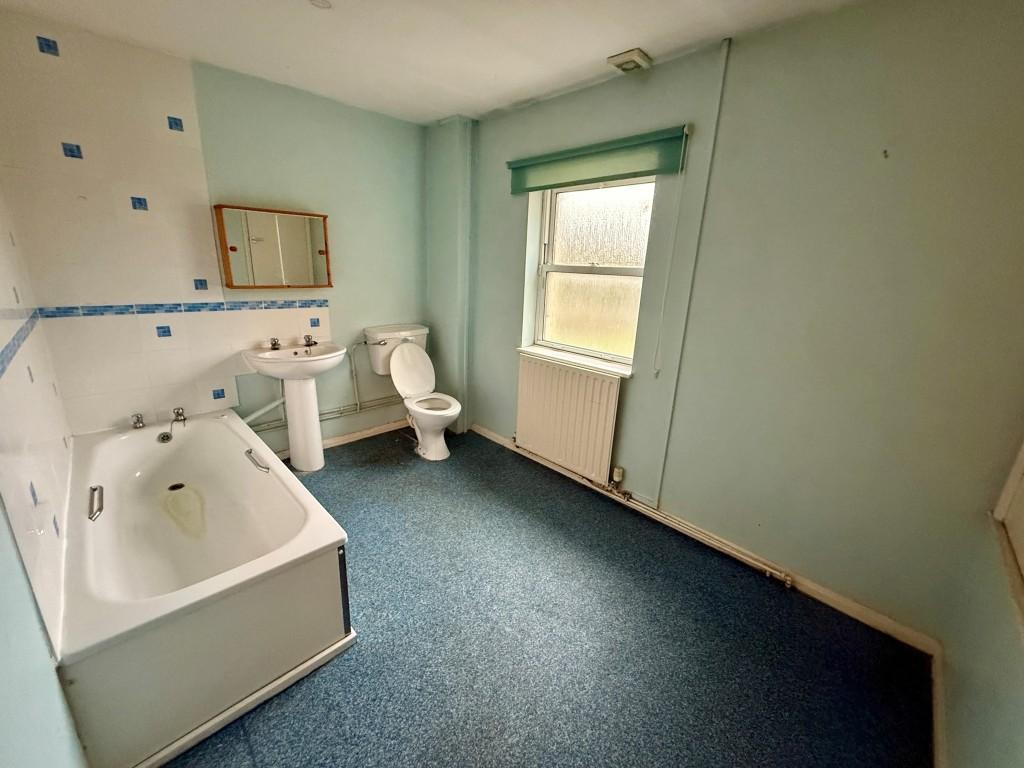 Bathroom with W.C.